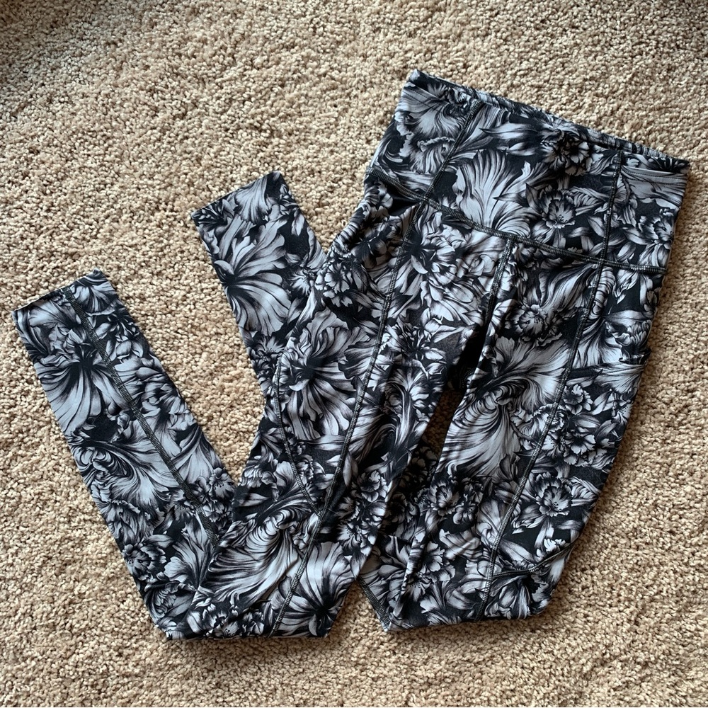 Lululemon Fast and Free Tight Full Length Size 2 Black Night Garden Floral